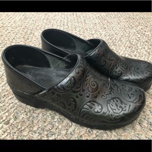 Dansko Slip On Clog Black Embossed Filigree 40